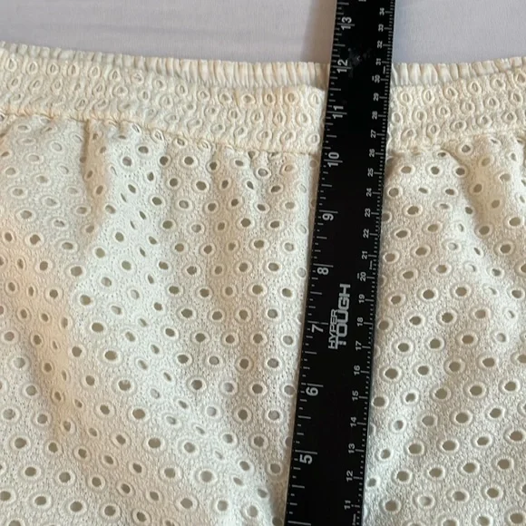 DianeVonFurstenbergsize 12 white pull on shorts pockets curve hem